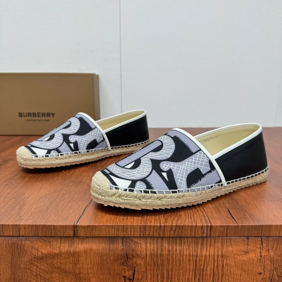 Batch 600 Burberry/Burberry new summer men's embroidered straw fisherman shoes, cool slip-on straw shoes! Encounter British fashion with Burberry espadrilles, a perfect blend of classic and fashionable. The unique printing on the upper is a manifestation of the brand's style. Every color and every pattern tells the story of England. Straw soles bring a natural texture, comfortable and chic. Whether you are strolling in the city streets or heading to the beach for vacation, it can add elegance and charm to you, easily become the center of attention, and start your own fashion journey. Classic knitted canvas upper, with thin calfskin lining suitable for summer, straw lining, genuine leather patch at the bottom of the heel, hemming technology, and Mark stitching details! Anti-slip rubber bottom layer, integrated injection molding of large LOGO letters and badges, multiple colors and styles to choose from, complete package! Size: 39-40-41-42-43-44 Normal size Item number: 2025-5 Printing black and gray